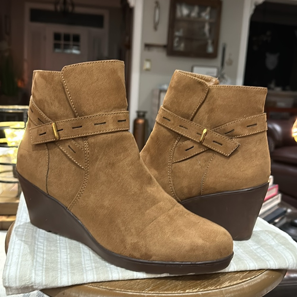 Naturalizer Women’s Jill Faux Suede Ankle Wedge Bootie, Light Brown Size 10 WIDE - Picture 6 of 16